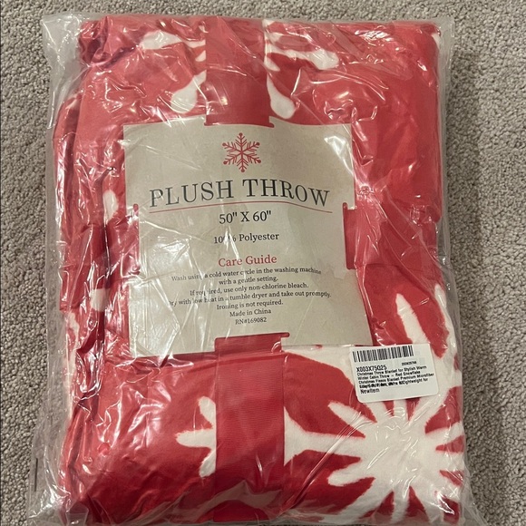 🆕PLUSH Cozy Red Snowflake Throw Blanket 50” x 60” - Picture 2 of 3